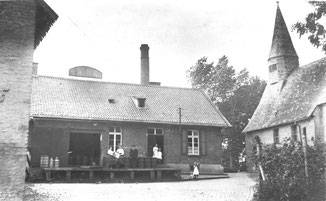 Kapelle - daneben alte Molkerei